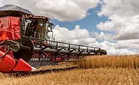 The image shows a combine harvester, which is a machine used to harvest a variety of cultivated seeds. The image shows a combine harvester, which is a machine used to harvest a variety of cultivated seeds.