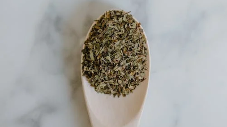 dried green tea leaf in spoon