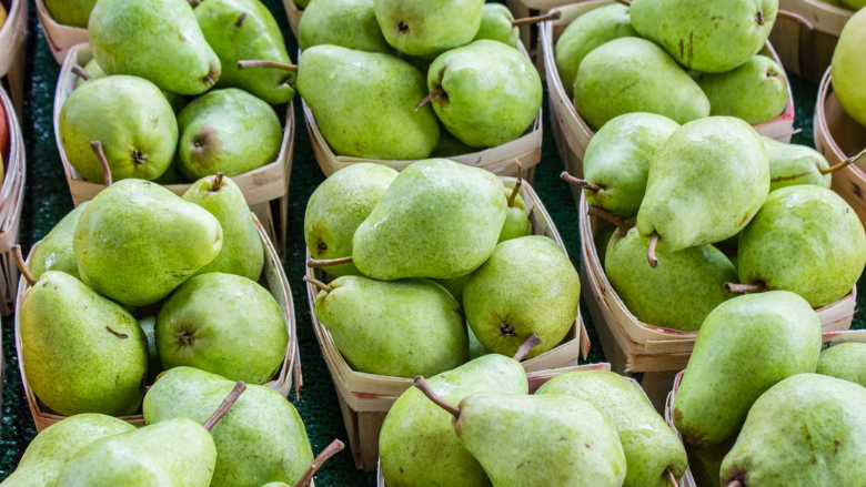 green anjou pears in baskets