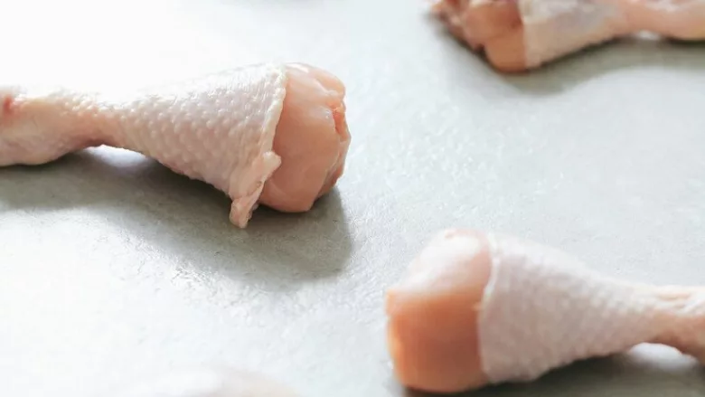 raw chicken drumsticks