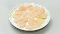 raw scallops on a plate