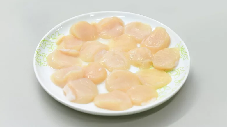 raw scallops on a plate
