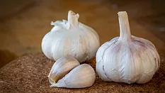 garlic bulbs and cloves_wirestock via Freepik.png garlic bulbs and cloves
