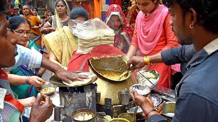 indian street food vendor_Brijender Dua via unsplash.png indian street food vendor