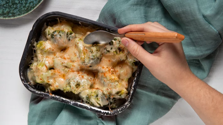 person using spoon to serve heated ready meal_Freepik.png person using spoon to serve heated ready meal