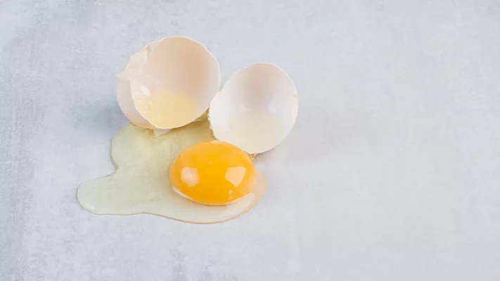raw egg cracked and runny on table_azerbaijan_stockers via freepik.png raw egg cracked and runny on table