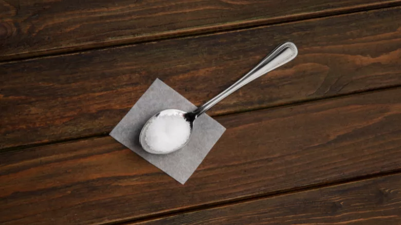 tablespoon of sweetener on wooden table