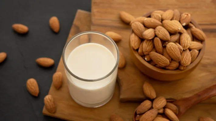 almond milk_jcomp via magnific.png almond milk