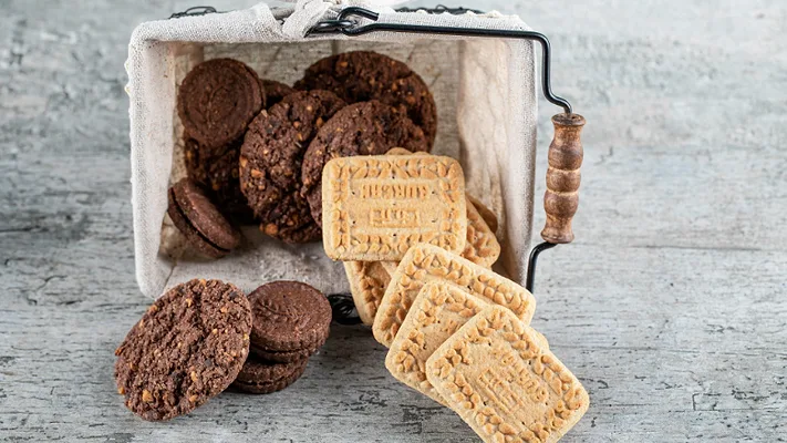biscuit cookies in backet