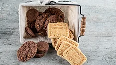 biscuit cookies in backet