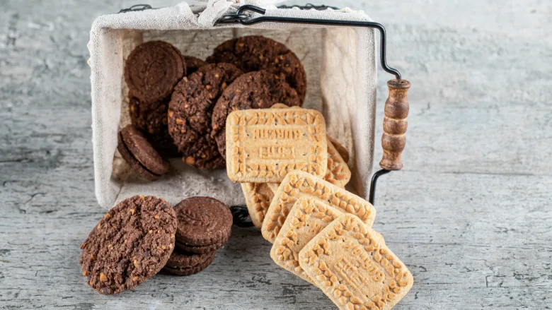 biscuit cookies in backet