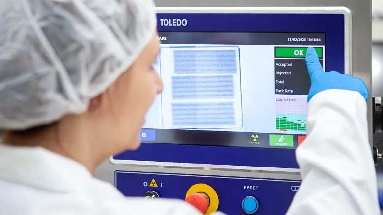 operator using mettler toledo inspection equipment