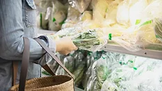 person buing plastic bagged lettuce_PETcore Europe, Kör.png person buying plastic bagged lettuce
