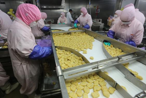 Husi_Food_Company_China_workers-on-line_Reuters.jpg